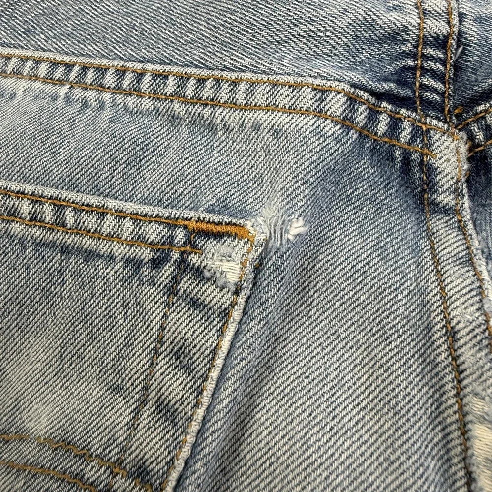 Vintage Levis 501 Y2K Jeans Mens 33x32 Light Wash Blue Button Fly Denim 90s